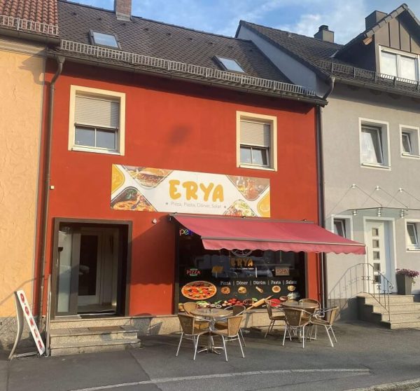 Zeigt die Pizzeria Erya in Schnaittenbach von Außen