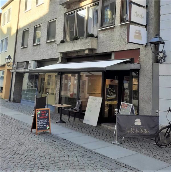Zeigt den Außenbereich des Café Amélie – Die fabelhafte Welt der Torten in Amberg