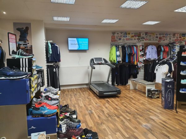 Zeigt das Display im Innenbereich von Sport Heckmann in Sulzbach-Rosenberg