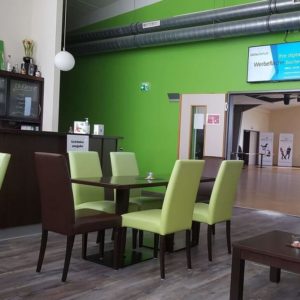 Zeigt das Local-Display in der Tanzschule Seidl Café-Lounge und Wartebereich