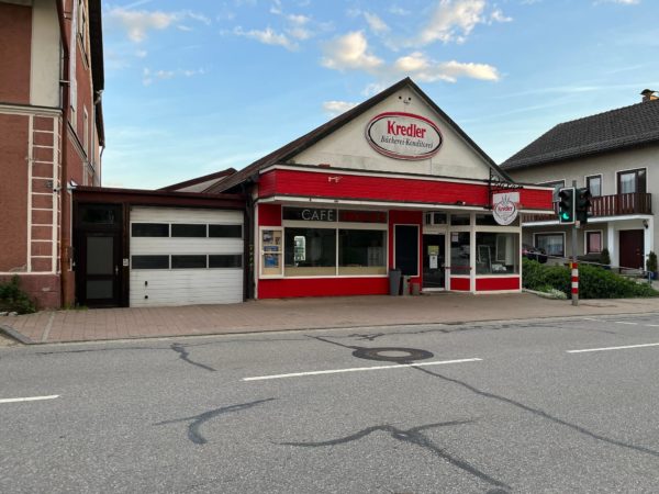 Zeigt die Bäckerei Kredler in Gebenbach von Außen