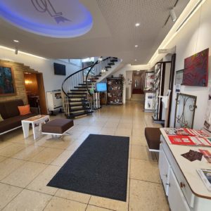 Zeigt den Standort des Displays in der Lobby des Hotels Brunner in Amberg