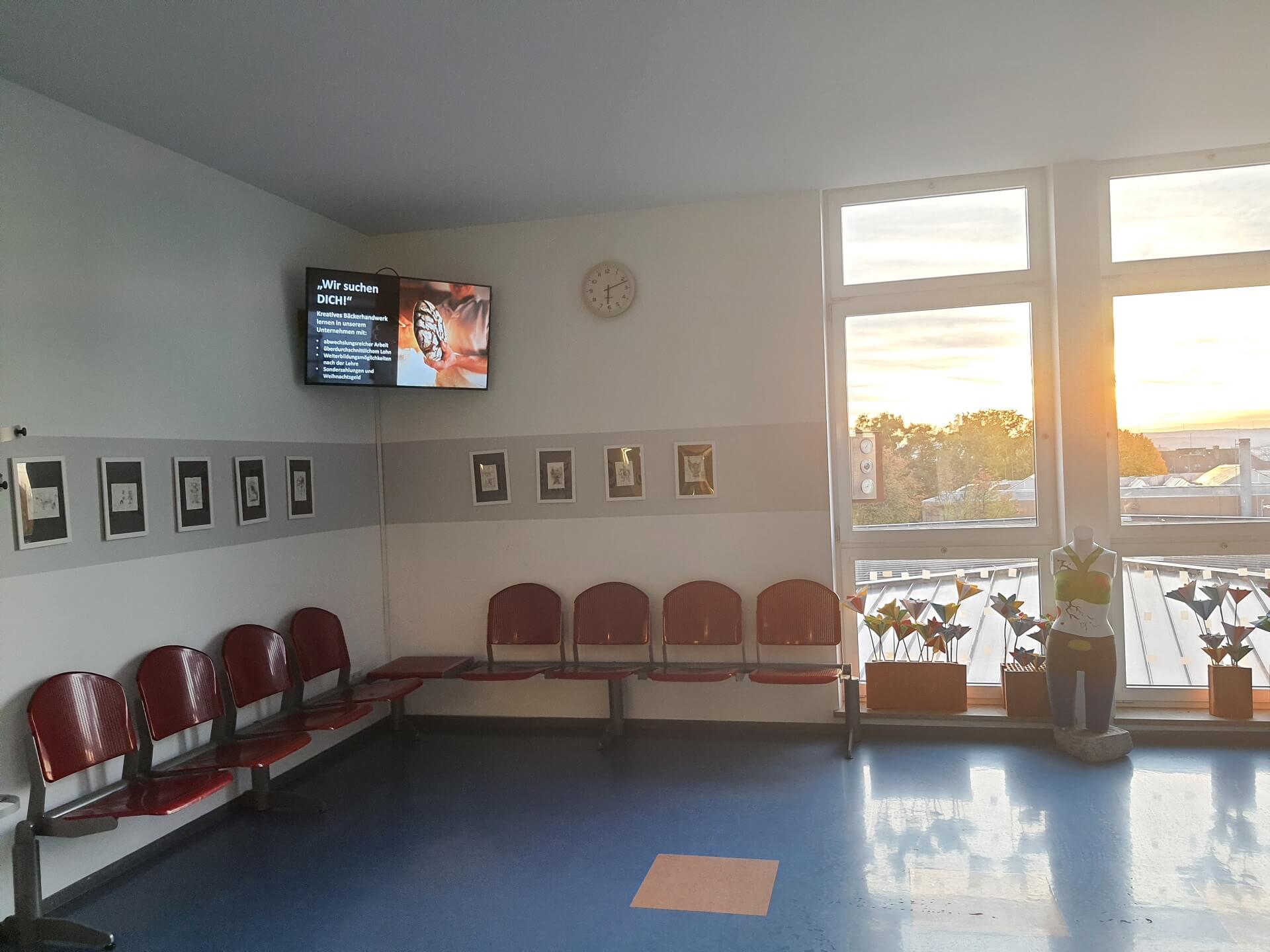 Berufsinfo-Display im Treppenhaus Bild Berufsinfo-Display im Treppenhaus