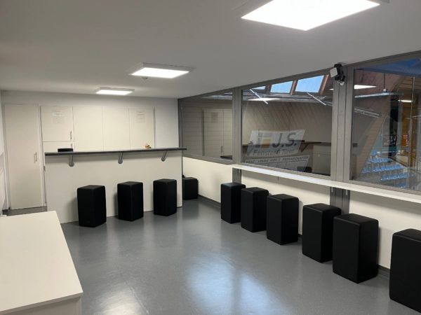 Zeigt die VIP-Lounge des ERSC Amberg