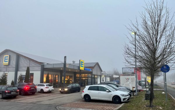 Zeigt den EDEKA in Ursensollen von Außen