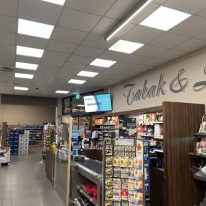 Zeigt das Werbedisplay im Kassenbereich im EDEKA Amberg im Stadteil Neumühle