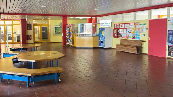 Zeigt das Berufsinformationsdisplay im Eingangsbereich der Mittelschule Kümmersbruck